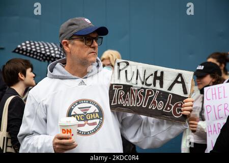 I manifestanti protestano contro i moli di Chelsea a New York per aver ospitato il governatore della Florida Ron DeSantis il 12 giugno 2022, la cui legislazione ha portato a molestie e minacce di violenza nei confronti della comunità LGBTQIA. (Foto di Karla Ann Cote/NurPhoto) Foto Stock