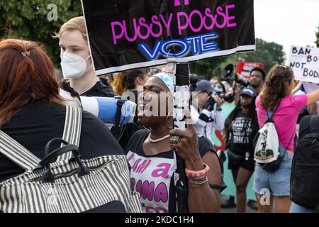 I contromanifestanti interrpupt una manifestazione di diritti di aborto a Washington, D.C. il 13 giugno 2022. (Foto di Bryan Olin Dozier/NurPhoto) Foto Stock