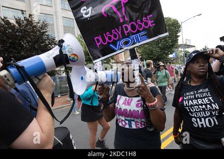 I contromanifestanti interrpupt una manifestazione di diritti di aborto a Washington, D.C. il 13 giugno 2022. (Foto di Bryan Olin Dozier/NurPhoto) Foto Stock