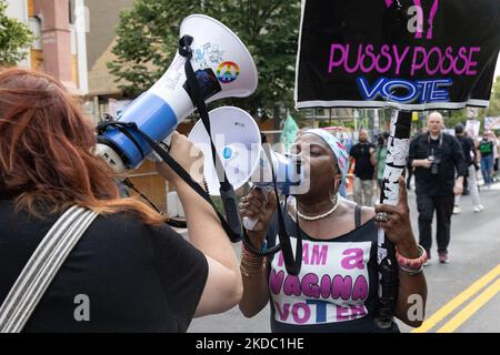 I contromanifestanti interrpupt una manifestazione di diritti di aborto a Washington, D.C. il 13 giugno 2022. (Foto di Bryan Olin Dozier/NurPhoto) Foto Stock