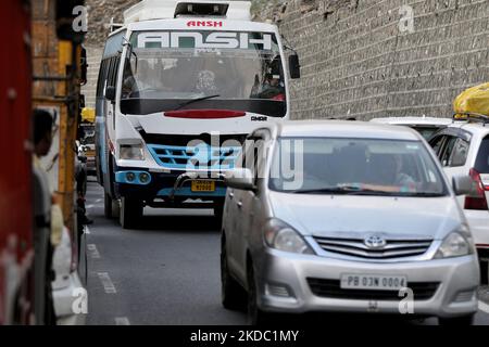 I veicoli si spostano sulla strada Jammu Srinagar vicino a banihal in Jammu e Kashmir India il 13 giugno 2022 (Foto di Nasir Kachroo/NurPhoto) Foto Stock