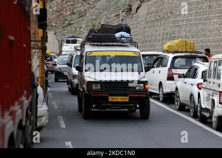 I veicoli si spostano sulla strada Jammu Srinagar vicino a banihal in Jammu e Kashmir India il 13 giugno 2022 (Foto di Nasir Kachroo/NurPhoto) Foto Stock