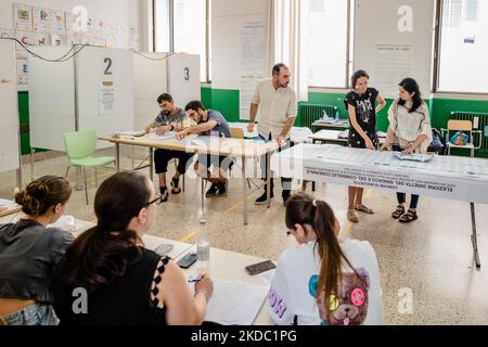 Il presidente e gli scrutatori durante il conteggio delle elezioni comunali a Molfetta, presso la Scuola Cesare Battisti del 13 giugno 2022 a Molfetta. Come è accaduto nelle precedenti elezioni regionali e nazionali, Molfetta si conferma tra le luci di coda regionali per il numero di persone che hanno esercitato il loro diritto di voto. Cinquanta comuni pugliesi convocarono i sondaggi per il rinnovo dei consigli comunali. L'affluenza alle urne pugliese è stata del 61,27%, contro il 56,96% di Molfetta. In dettaglio, il 62,52% ha votato nell'ex provincia di Bari: Undici comuni sono andati ai rispettivi sondaggi Foto Stock