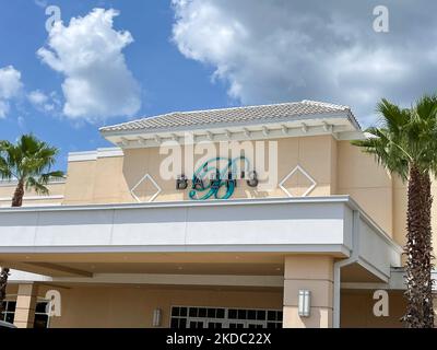 Orlando, USA - 2 agosto 2020: Segno sulla costruzione del centro commerciale della striscia per la marca di mobilia del Baer del deposito del centro dell'arredamento domestico del progettista in Florida Foto Stock