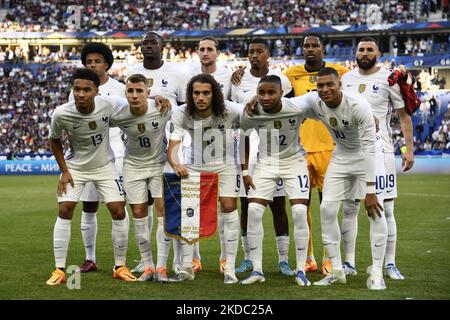 Linea francese (L-R) Jules Kounde (Sevilla FC), Ibrahima Konate (FC Liverpool), Adrien Rabiot (Juventus FC), Presnel Kimpembe (Paris Saint-Germain), Mike Maignan (AC Milan), Karim Benzema (Real Madrid), Boubacar Kamara (Olympique Marseille), Lucas Digne (Paris), Matteo Guendan (Marseille) e Villa Munkupe (Paris) Durante la UEFA Nations League, Una partita di Gruppo 1 tra Francia e Croazia allo Stade de France il 13 giugno 2022 a Parigi, Francia. (Foto di Jose Breton/Pics Action/NurPhoto) Foto Stock