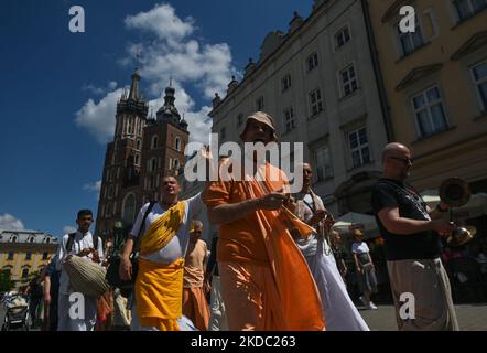 Canti di strada di Hare Krishna da Harinamas di fronte alla Basilica di Santa Maria nella piazza principale di Cracovia. Domenica 12 giugno 2022 a Cracovia, Polonia. (Foto di Artur Widak/NurPhoto) Foto Stock