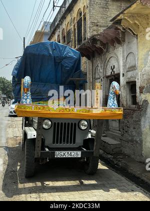 I carri decorativi (che saranno utilizzati per le processioni di nozze) visti attaccati ai veicoli ad Agra, Utttar Pradesh, India, il 03 maggio 2022. (Foto di Creative Touch Imaging Ltd./NurPhoto) Foto Stock