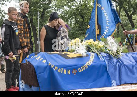 Parenti, amici e compagni partecipano alla cerimonia funeraria per il serveman ucraino Mykhailo Tereshchenko, ucciso nella regione di Donbas, fuori dalla chiesa di San Nicola a Kyiv, Ucraina, 14 giugno 2022 (Foto di Maxym Marusenko/NurPhoto) Foto Stock