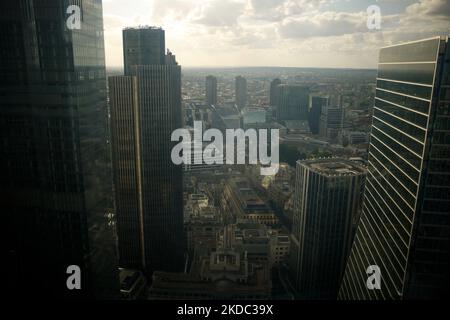 Il grattacielo Tower 42 si trova nel quartiere finanziario della City of London, visto attraverso le finestre in cima alla torre St Mary Axe 30, comunemente conosciuta come Gherkin, a Londra, in Inghilterra, il 12 giugno 2022. (Foto di David Cliff/NurPhoto) Foto Stock