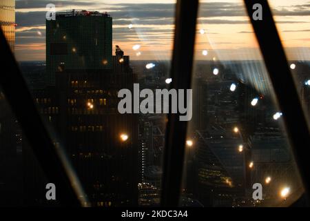 Il grattacielo Tower 42 si trova nel quartiere finanziario della City of London, visto attraverso le finestre in cima alla torre St Mary Axe 30, comunemente conosciuta come Gherkin, al tramonto a Londra, in Inghilterra, il 12 giugno 2022. (Foto di David Cliff/NurPhoto) Foto Stock
