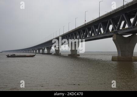 Una vista del ponte polifunzionale Padma al punto Maowa, a circa 40 km da Dhaka, Bangladesh, il 12 giugno 2022. Il Padma Bridge è un mega progetto per il Bangladesh ed è finanziato dal governo del Bangladesh. Il primo ministro Sheikh Hasina inaugurerà formalmente il ponte Padma, tanto atteso, il 25 giugno. (Foto di Mamunur Rashid/NurPhoto) Foto Stock