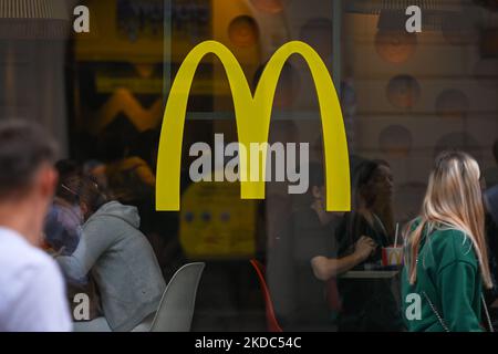 McDonald's in via Florianska nel centro storico di Cracovia. 30 anni fa, il 16 giugno 1992, è stato aperto il primo McDonald's in Polonia, a Varsavia, in via Marsza?kowska, nel grande magazzino 'Sezam'. Dopo 30 anni sul mercato polacco, la società di 31 mila. Dipendenti, ha 500 ristoranti in tutto il paese. Mercoledì 15 giugno 2022 a Cracovia, Polonia. (Foto di Artur Widak/NurPhoto) Foto Stock
