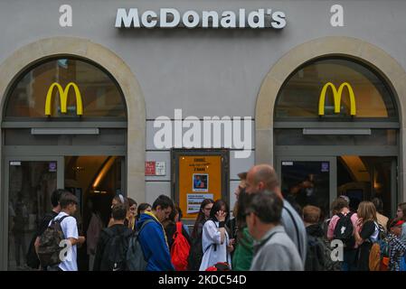 McDonald's in via Florianska nel centro storico di Cracovia. 30 anni fa, il 16 giugno 1992, è stato aperto il primo McDonald's in Polonia, a Varsavia, in via Marsza?kowska, nel grande magazzino 'Sezam'. Dopo 30 anni sul mercato polacco, la società di 31 mila. Dipendenti, ha 500 ristoranti in tutto il paese. Mercoledì 15 giugno 2022 a Cracovia, Polonia. (Foto di Artur Widak/NurPhoto) Foto Stock
