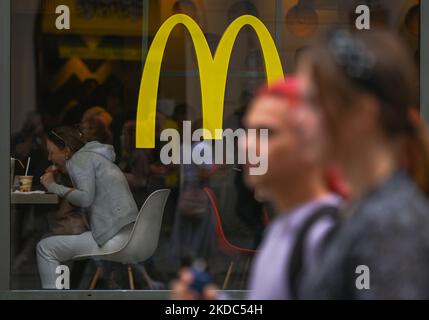 McDonald's in via Florianska nel centro storico di Cracovia. 30 anni fa, il 16 giugno 1992, è stato aperto il primo McDonald's in Polonia, a Varsavia, in via Marsza?kowska, nel grande magazzino 'Sezam'. Dopo 30 anni sul mercato polacco, la società di 31 mila. Dipendenti, ha 500 ristoranti in tutto il paese. Mercoledì 15 giugno 2022 a Cracovia, Polonia. (Foto di Artur Widak/NurPhoto) Foto Stock