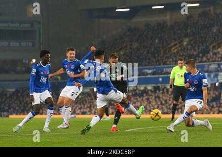 Everton, Regno Unito. 05th Nov 2022. James Maddison di Leicester City (c) spara in porta. Incontro Premier League, Everton contro Leicester City al Goodison Park di Liverpool sabato 5th novembre 2022. Questa immagine può essere utilizzata solo per scopi editoriali. Solo per uso editoriale, licenza richiesta per uso commerciale. Nessun utilizzo nelle scommesse, nei giochi o nelle pubblicazioni di un singolo club/campionato/giocatore. pic di Chris Stading/Andrew Orchard SPORTS photography/Alamy Live news Credit: Andrew Orchard SPORTS photography/Alamy Live News Foto Stock