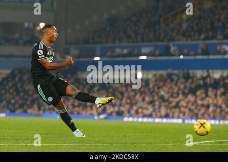 Everton, Regno Unito. 05th Nov 2022. Youri Tielemans di Leicester City cerca un colpo. Incontro Premier League, Everton contro Leicester City al Goodison Park di Liverpool sabato 5th novembre 2022. Questa immagine può essere utilizzata solo per scopi editoriali. Solo per uso editoriale, licenza richiesta per uso commerciale. Nessun utilizzo nelle scommesse, nei giochi o nelle pubblicazioni di un singolo club/campionato/giocatore. pic di Chris Stading/Andrew Orchard SPORTS photography/Alamy Live news Credit: Andrew Orchard SPORTS photography/Alamy Live News Foto Stock