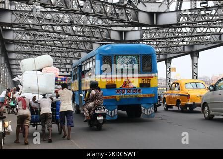 I lavoratori indiani spingono un furgone a caricare le merci attraverso il ponte Howrah a Kolkata, India, il 16,2022 giugno. (Foto di Debajyoti Chakraborty/NurPhoto) Foto Stock