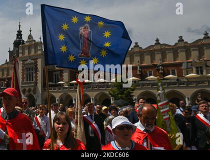 La processione del Corpus Christi nella Piazza del mercato di Cracovia. La festa del Corpus Domini, detta anche solennità del Santissimo corpo e sangue di Cristo, è una solennità liturgica cattolica che celebra la presenza reale del corpo e del sangue, dell'anima e della Divinità di Gesù Cristo negli elementi dell'Eucaristia. Giovedì 16 giugno 2022 a Cracovia, Polonia. (Foto di Artur Widak/NurPhoto) Foto Stock