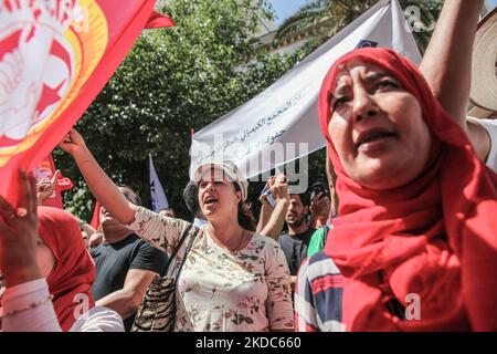 Le donne cantano slogan mentre sventolano le bandiere dell'UGTT durante un raduno organizzato dall'Unione generale del lavoro tunisina (UGTT) in occasione dello sciopero pubblico nazionale al di fuori della sede dell'UGTT a Tunisi, Tunisia, il 16 giugno 2022; Chiedere un aumento dei salari e opporsi alla proposta del presidente Kais Saied di ridurre la spesa e di privatizzare il paese di fronte a una crisi economica. (Foto di Chardy ben Ibrahim/NurPhoto) Foto Stock