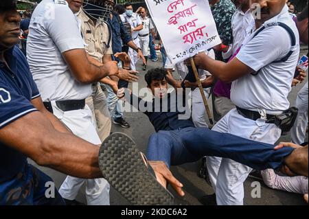 La polizia arresta un attivista del principale partito indiano del Congresso di opposizione durante una manifestazione anti-governativa a Kolkata il 16 2022 giugno. La manifestazione è stata organizzata per protestare contro il presunto governo autoritario del Bharatiya Janata Party (BJP) in India. (Foto di Sankhadeep Banerjee/NurPhoto) Foto Stock