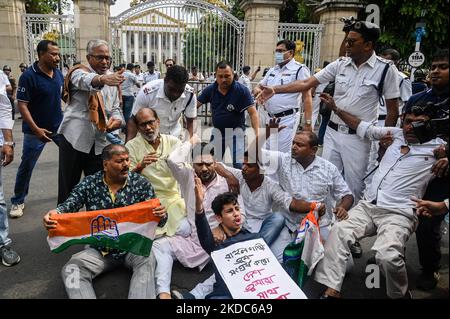 Gli attivisti del principale partito indiano del Congresso dell'opposizione grida slogan mentre la polizia li arresta durante una manifestazione anti-governativa a Kolkata il 16 2022 giugno. La manifestazione è stata organizzata per protestare contro il presunto governo autoritario del Bharatiya Janata Party (BJP) in India. (Foto di Sankhadeep Banerjee/NurPhoto) Foto Stock