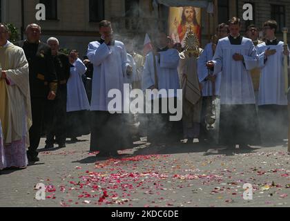 La processione del Corpus Christi nella Piazza del mercato di Cracovia. La festa del Corpus Domini, detta anche solennità del Santissimo corpo e sangue di Cristo, è una solennità liturgica cattolica che celebra la presenza reale del corpo e del sangue, dell'anima e della Divinità di Gesù Cristo negli elementi dell'Eucaristia. Giovedì 16 giugno 2022 a Cracovia, Polonia. (Foto di Artur Widak/NurPhoto) Foto Stock