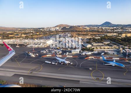Vista aerea dell'aeroporto di Heraklion con MOLTE compagnie aeree polacche e un aereo TUI Boeing 737-800 parcheggiato al Tarmac. Velivolo TUI Boeing 737 MAX visto all'aeroporto di Heraklion sull'isola di Creta. Creta è una popolare destinazione estiva mediterranea per turismo e vacanze. TUI recentemente è stato sulle notizie a causa di ritardi di volo, disagi e caos di cancellazione, principalmente creato dalla carenza di personale che ha colpito l'industria aeronautica dopo la crisi di coronavirus covid-19 pandemic. TUI Group è un'azienda tedesca di turismo, viaggi e turismo. TUI Airways collega Heraklion al Regno Unito e all'Irlanda, B. Foto Stock