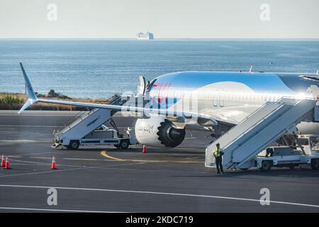 Un assistente di volo scatta una foto da un Boeing TUI 737 dopo l'atterraggio con un traghetto sullo sfondo. Velivolo TUI Boeing 737 MAX visto all'aeroporto di Heraklion sull'isola di Creta. Creta è una popolare destinazione estiva mediterranea per turismo e vacanze. TUI recentemente è stato sulle notizie a causa di ritardi di volo, disagi e caos di cancellazione, principalmente creato dalla carenza di personale che ha colpito l'industria aeronautica dopo la crisi di coronavirus covid-19 pandemic. TUI Group è un'azienda tedesca di turismo, viaggi e turismo. La TUI Airways collega Heraklion al Regno Unito e all'Irlanda, Birmingham, Bour Foto Stock