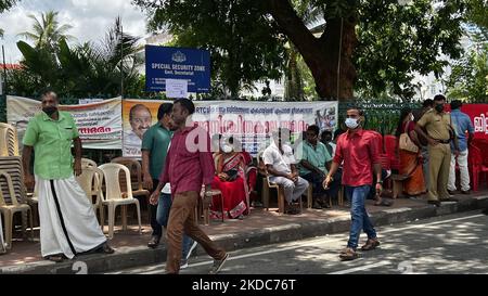 I dipendenti del gruppo M che sono stati sospesi dalla KSRTC (Kerala state Road Transport Corporation) detengono uno sciopero indeterminato mentre si radunano al di fuori dell'edificio del Segretariato del governo del Kerala a Thiruvananthapuram (Trivandrum), Kerala, India il 27 maggio 2022. Oltre 700 dipendenti del gruppo M hanno terminato la loro partecipazione al gruppo. (Foto di Creative Touch Imaging Ltd./NurPhoto) Foto Stock