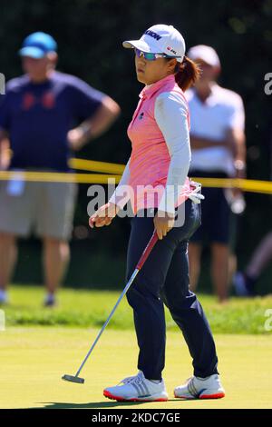 La NASA Hataoka di Ibaraki, Giappone, segue il suo putt sul terzo green durante il secondo round del Meijer LPGA Classic Golf Tournament al Blythefield Country Club di Belmont, MI, USA venerdì 17 giugno 2022. (Foto di Amy Lemus/NurPhoto) Foto Stock