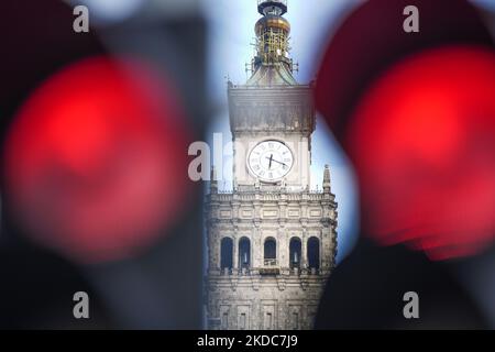 I semafori sono rossi con l'orologio sul Palazzo della Cultura e delle Scienze visto sullo sfondo a Varsavia, Polonia, il 14 giugno 2022. (Foto di Str/NurPhoto) Foto Stock