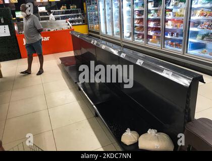 Scaffali vuoti all'interno di un supermercato, in mezzo alla crisi economica del paese a Colombo, Sri Lanka, il 17 giugno 2022. (Foto di Pradeep Dambarage/NurPhoto) Foto Stock