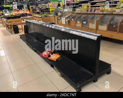 Scaffali vuoti all'interno di un supermercato, in mezzo alla crisi economica del paese a Colombo, Sri Lanka, il 17 giugno 2022. (Foto di Pradeep Dambarage/NurPhoto) Foto Stock