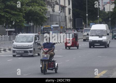 Un uomo guida una bici elettrica vicino Colombo, Sri Lanka il 17 giugno 2022 la banca del popolo dello Sri Lanka ha successivamente dato di credito (LC) 42,6 milioni di dollari di acquisto di 300.000 barili di benzina Octane 92. (Foto di Achila Jayawardana/NurPhoto) Foto Stock