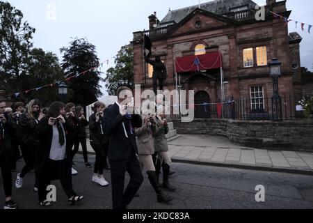 Selkirk, Regno Unito. 17.giu.2022. Selkirk Equitazione comune 2022. Venerdì. La banda della flotta che passa le sale Victoria, come svegliano i cittadini dopo il 4am. Selkirk commemora e celebra la sua storia all'annuale Cavalcata comune, che si tiene il secondo venerdì dopo il primo lunedì di giugno, quando i confini delle città o le marce vengono oltrepassati. Di solito nella regione di 300-400, Selkirk vanta una delle più grandi cavalcate di cavalli e cavalieri d'Europa. (Foto di Rob Gray/NurPhoto) Foto Stock