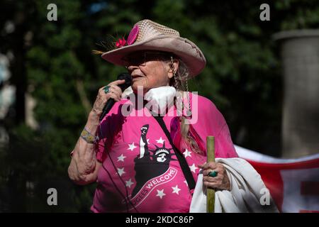 Un attivista con Code Pink parla durante una protesta al di fuori del quartier generale del Dipartimento di Giustizia a Washington, D.C. il 17 giugno 2022 dopo che è stato annunciato che il governo del Regno Unito ha approvato la sua estradizione negli Stati Uniti per affrontare le accuse di spionaggio. (Foto di Bryan Olin Dozier/NurPhoto) Foto Stock