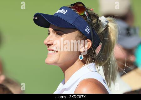 Lexi Thompson di Delray Beach, Florida, interagisce con i fan dopo aver completato il secondo round del Meijer LPGA Classic Golf Tournament al Blythefield Country Club di Belmont, MI, USA, venerdì 17 giugno 2022. (Foto di Amy Lemus/NurPhoto) Foto Stock