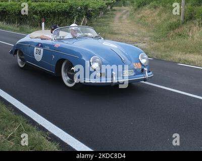 Doriano Zunino i Andrea Galgano i Porsche 356 1500 Speedster 1954 durante la 1000 miglia gara 2022, a Brescia (BS), Italia il 14 giugno 2021. (Foto di Loris Roselli/NurPhoto) Foto Stock