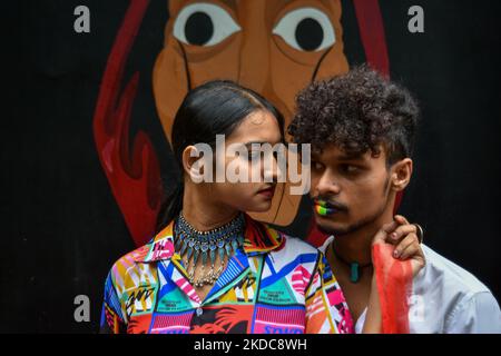 I partecipanti di Pride march si pongono per una foto durante un rally di orgoglio a Kolkata , India , il 18 giugno 2022 . La comunità LGBTQ e le varie organizzazioni studentesche hanno tenuto una marcia d'orgoglio per celebrare il mese d'orgoglio a Kolkata . (Foto di Debarchan Chatterjee/NurPhoto) Foto Stock