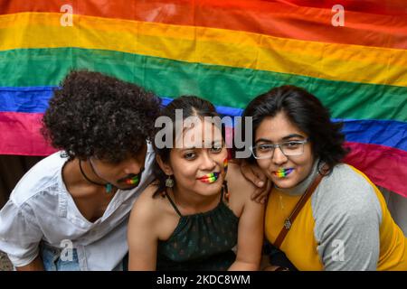 I partecipanti di Pride march si pongono per una foto durante un rally di orgoglio a Kolkata , India , il 18 giugno 2022 . La comunità LGBTQ e le varie organizzazioni studentesche hanno tenuto una marcia d'orgoglio per celebrare il mese d'orgoglio a Kolkata . (Foto di Debarchan Chatterjee/NurPhoto) Foto Stock