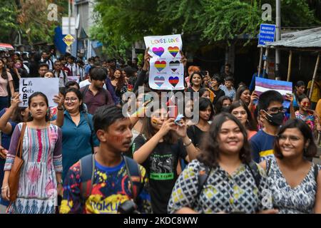 La comunità LGBTQ e le varie organizzazioni studentesche hanno celebrato la marcia di orgoglio a Kolkata , in India , il 18 giugno 2022 . (Foto di Debarchan Chatterjee/NurPhoto) Foto Stock