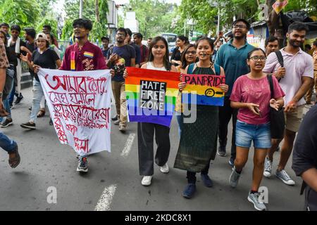La comunità LGBTQ e le varie organizzazioni studentesche hanno celebrato la marcia di orgoglio a Kolkata , in India , il 18 giugno 2022 . (Foto di Debarchan Chatterjee/NurPhoto) Foto Stock