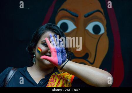 I partecipanti di Pride march si pongono per una foto durante un rally di orgoglio a Kolkata , India , il 18 giugno 2022 . La comunità LGBTQ e le varie organizzazioni studentesche hanno tenuto una marcia d'orgoglio per celebrare il mese d'orgoglio a Kolkata . (Foto di Debarchan Chatterjee/NurPhoto) Foto Stock