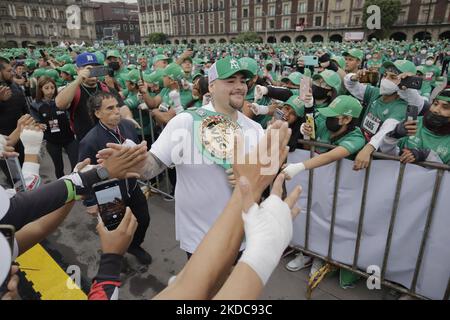 Andy Ruiz, campione pugile nella categoria dei pesi massimi; Durante una massiccia classe di pugilato nella spianata di Zócalo a Città del Messico, che mira a stabilire un nuovo Guinness World Record superando quello stabilito nel 2017 in Russia, con 3.200 persone che prendono una classe allo stesso tempo per 30 minuti. (Foto di Gerardo Vieyra/NurPhoto) Foto Stock