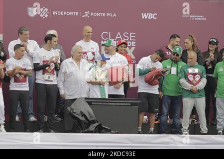 Al centro, Andy Ruiz, campione di pugilato di pesi massimi, prima di una massiccia classe di pugilato nella spianata di Zócalo a Città del Messico, Che mira a stabilire un nuovo Guinness World Record superando quello stabilito nel 2017 in Russia, con 3.200 persone che prendono una classe allo stesso tempo per 30 minuti. (Foto di Gerardo Vieyra/NurPhoto) Foto Stock