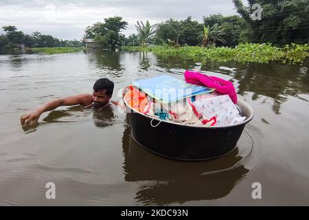 Un villager con i suoi effetti personali si sposta in un palce più sicuro dopo le forti piogge nel distretto di Kamrup, nello stato nordorientale di Assam, India, 18,2022 giugno. (Foto di Anuwar Hazarika/NurPhoto) Foto Stock