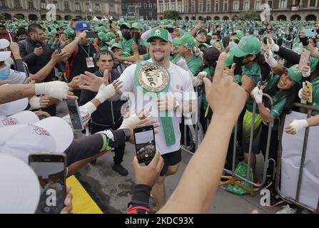 Andy Ruiz, campione pugile nella categoria dei pesi massimi; Durante una massiccia classe di pugilato nella spianata di Zócalo a Città del Messico, che mira a stabilire un nuovo Guinness World Record superando quello stabilito nel 2017 in Russia, con 3.200 persone che prendono una classe allo stesso tempo per 30 minuti. (Foto di Gerardo Vieyra/NurPhoto) Foto Stock