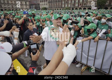 Andy Ruiz, campione pugile nella categoria dei pesi massimi; Durante una massiccia classe di pugilato nella spianata di Zócalo a Città del Messico, che mira a stabilire un nuovo Guinness World Record superando quello stabilito nel 2017 in Russia, con 3.200 persone che prendono una classe allo stesso tempo per 30 minuti. (Foto di Gerardo Vieyra/NurPhoto) Foto Stock