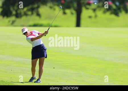 Linnea Johansson di Bastad, Svezia, arriva dal fairway al green 3rd durante il primo round del Meijer LPGA Classic Golf Tournament al Blythefield Country Club di Belmont, MI, USA giovedì 16 giugno 2022. (Foto di Amy Lemus/NurPhoto) Foto Stock
