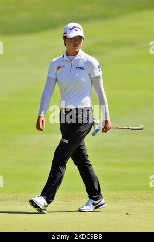 Yuka Saso di Tokyo, Giappone cammina sul green 3rd durante il primo round del Meijer LPGA Classic Golf Tournament al Blythefield Country Club di Belmont, MI, USA Giovedì, Giugno 16, 2022. (Foto di Amy Lemus/NurPhoto) Foto Stock